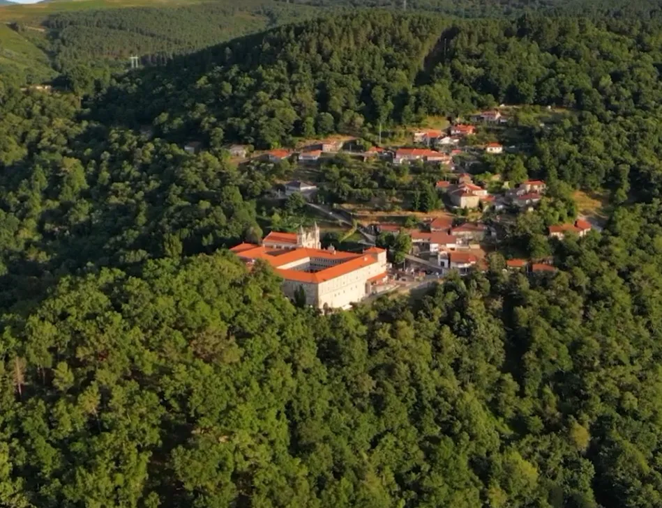 Vista aérea de un monasterio entre montes verdes